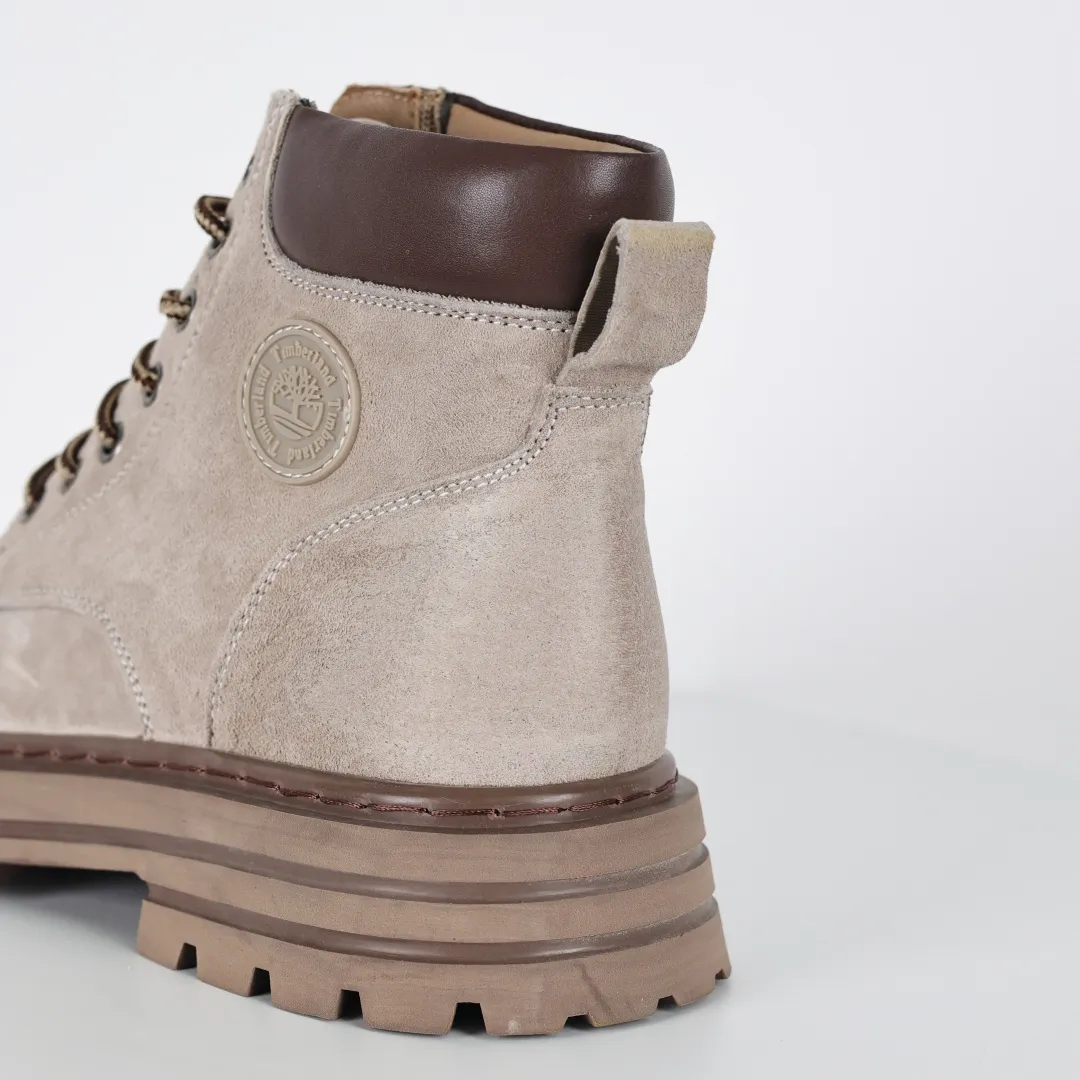 Copy price 💰620 Core recommendation Good price 🚀Timberland Timberland outdoor high-top casual rhubarb boots series #Guangdong Dachang quality Original box original packaging #25ss new style Fashion and trend matching The fabric is made of Italian 🇮🇹 top frosted fine-grained cowhide with anti-odor and anti-corrosion genuine leather latex insoles. The outsole and hardware are all made from OEM raw materials. They are the same as the original Goodyear never-opening process. Good products do not kill pigs. The quality of the first order is strictly controlled. Exclusively released on the entire network. The quality is beyond doubt. The whole set of official website unified packaging gives you a perfect wearing experience. The quality is exquisite and durable. A must-have for sportsmen. Specially designed to prevent handsomeness. High-quality and first-class foot feel. This winter, it is specially used for cold protection and outdoor use. Daily casual matching. Size: 39 40 41 42 43 44 (leather shoe size)